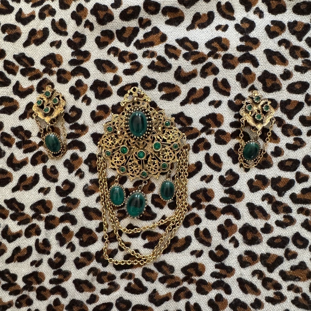 Vintage 50s-60s Filigree Brooch & Clip-onEarring Set // Emerald Green Cabochon